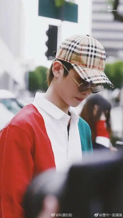 小鬼##黄明昊# 快说,你们是谁拿谁的眼镜. 来自墨守眼镜 - 微博