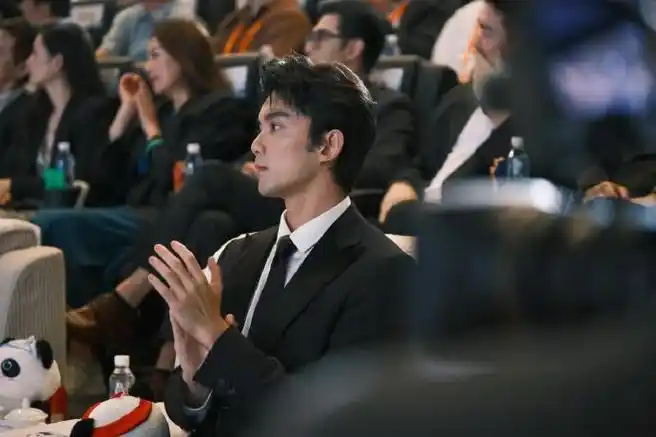 吴磊昨日雅安活动一组内场神图 就硬帅啊