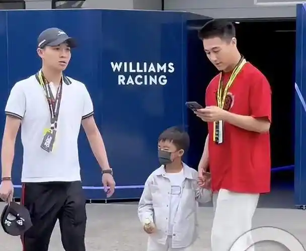 何猷君晒f1赛场照,抱4岁儿子与谷爱凌合影,赌王长孙身高瞩目
