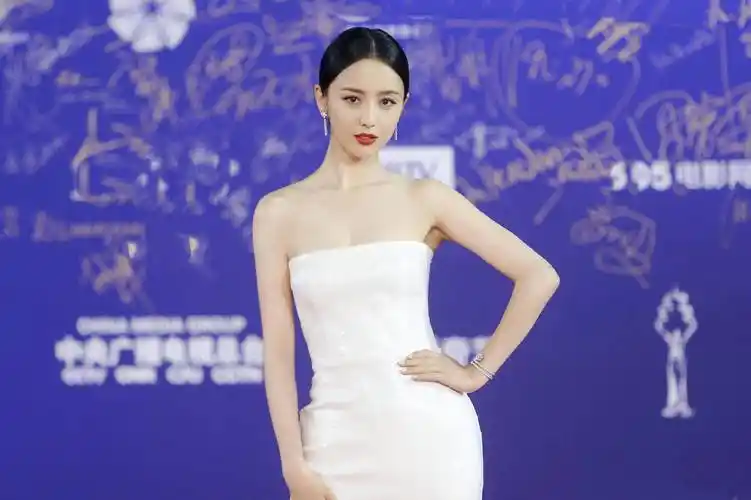 40岁佟丽娅现身戛纳,穿23000大牌背心身材好,曲线玲珑性感阳光