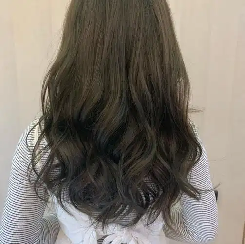 闷青色 闷青色是亚麻色和青色的结合,也是适合秋冬的颜色,搭配韩式微