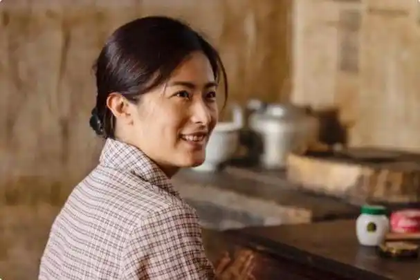 而更让观众猜不到的是一向灰头土脸的年代剧,也能被徐百慧演出韵味.