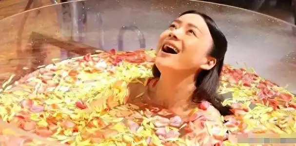 难怪导演不拍下半身镜头下拉后是不能偷看的尴尬景象