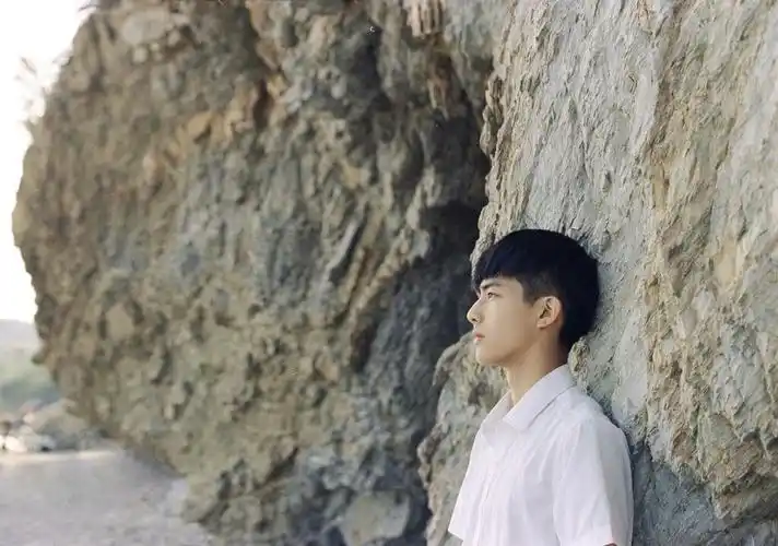 宋威龙,海边小清新!