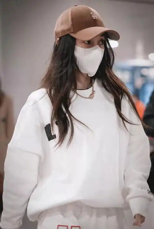 angelababy穿白色卫衣套装配棕色棒球帽简约舒适又休闲