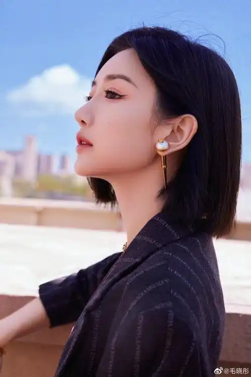 34岁毛晓彤又飒又美穿条纹西装剪一刀切短发精致有型