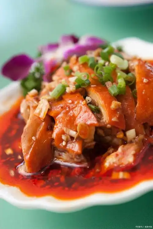 美味的火腿炖肘子!不仅肉质鲜嫩,口感丰富,还有独特的肘子香!