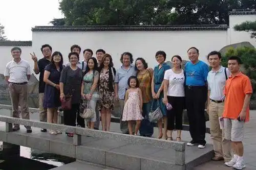 德著名指挥家汤沐海一行到苏州考察,并在市侨办副主任沈晋华的陪同下