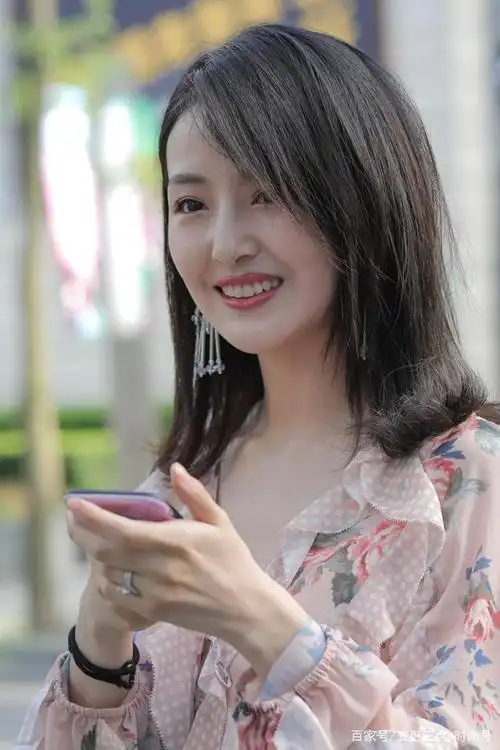 花裙长发时尚美眉,雪白的肌肤水嫩惹人爱!