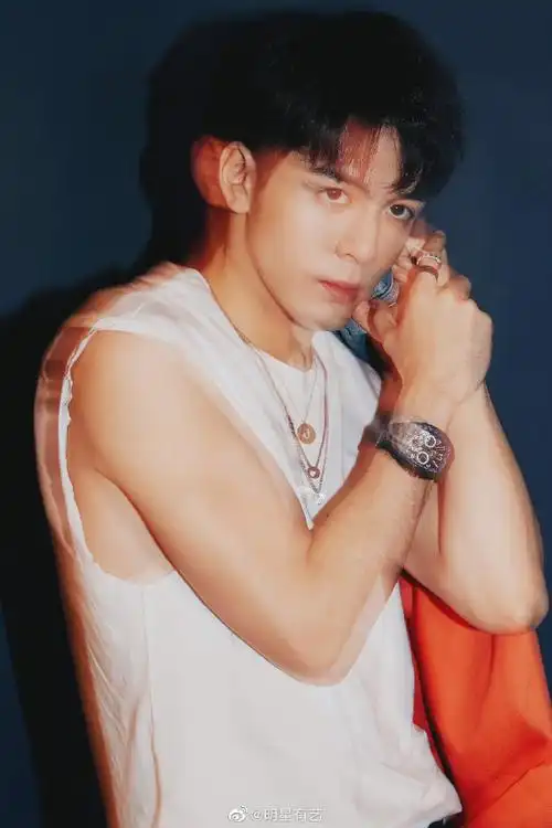 曾舜晞了哈哈不过其实也没事儿,瞧瞧这健硕的身体和流畅的手臂肌肉