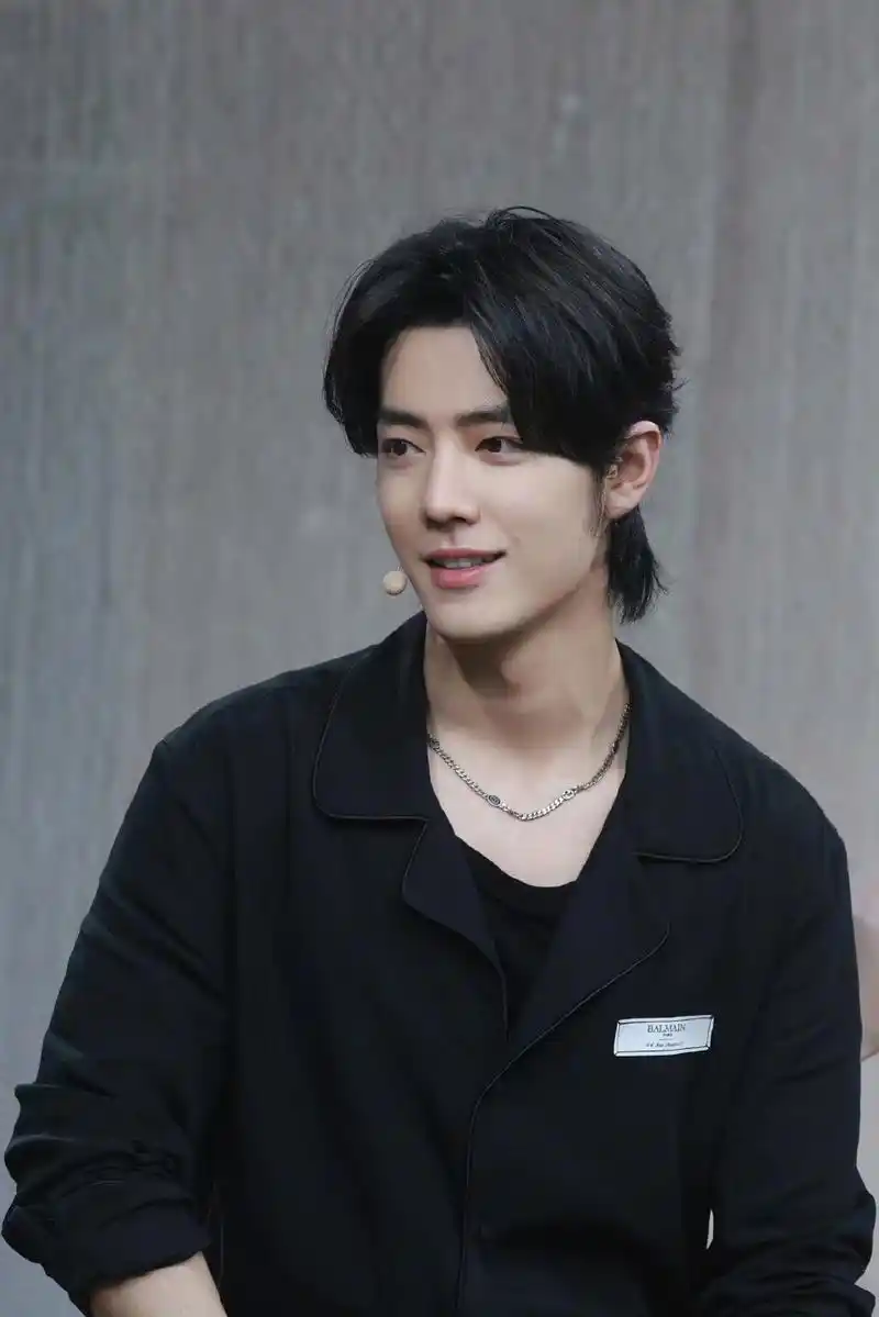 肖战出席骨遥大结局点映礼,一身黑色系彰显出神秘和温雅.