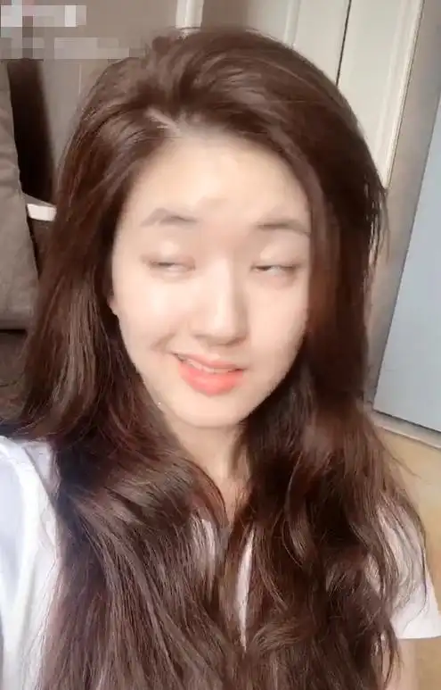 赵露思素颜直播看到关掉十级美颜下的她网友被圈粉了