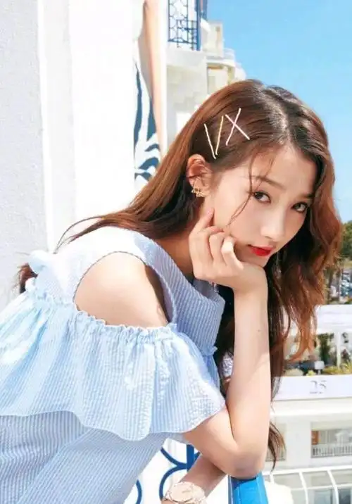 有种"炫富"叫关晓彤戴发夹,当镜头拉近看清发夹后,网友沉默了