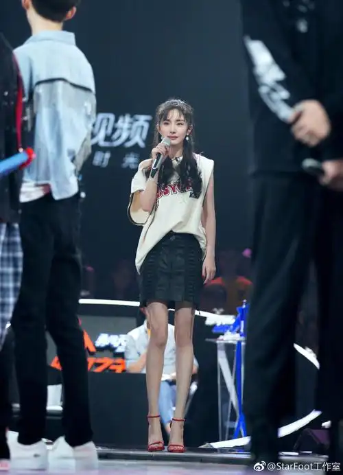 杨幂参加综艺节目录制一直不明白这腿是怎么扭成麻花的