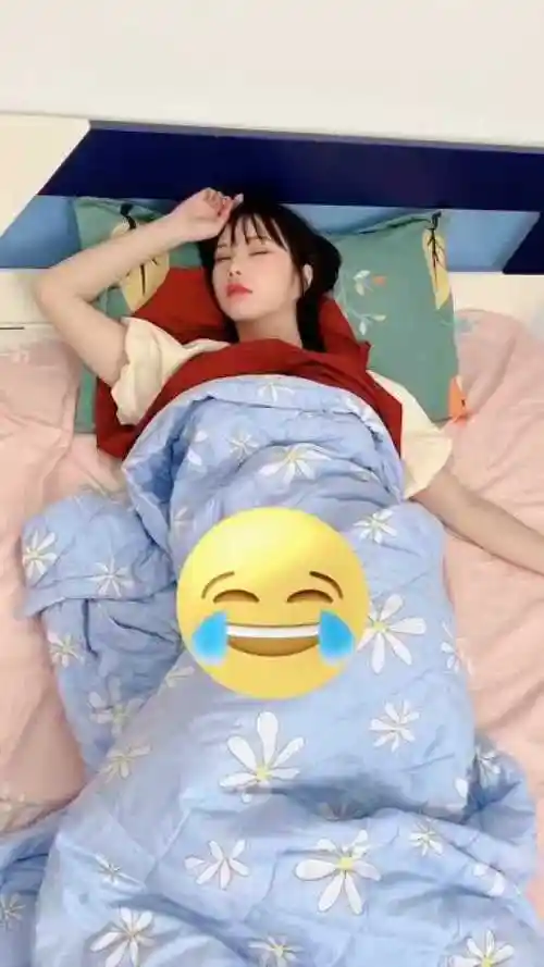 穿裙子睡觉的女生都是这样的姿势,太真实了,你不怕被打吗