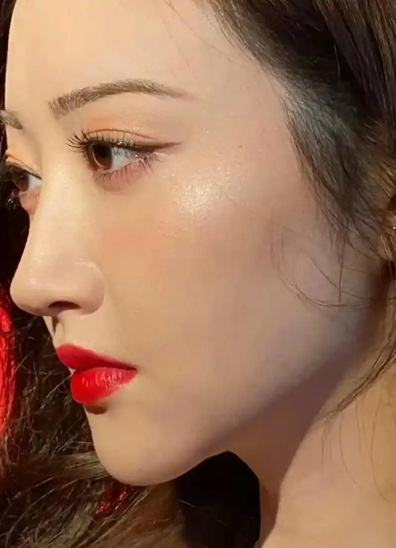 33岁的景甜这个怼脸皮肤光泽度已经笑傲内娱了