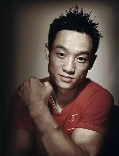 国脚王圣,女子圈养体操奥冠后因诈骗被捕,今他为抚