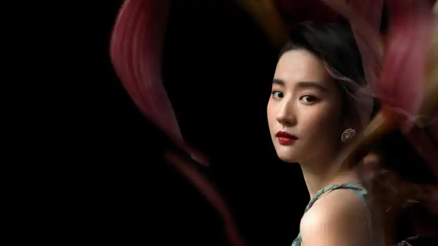 嘉人五月刊封面:刘亦菲,沉静的光芒