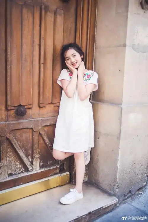 11岁黄多多长成美貌少女黄磊夫妇骄傲晒女儿美照