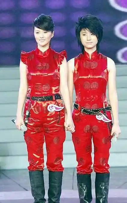 "超女冠军"尚雯婕:早年父母离异,成名后是非不断,41岁仍未婚_父亲_尚