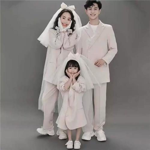 一家三口亲子ins风简约复古休闲西装影楼拍照写真全家福艺术照新