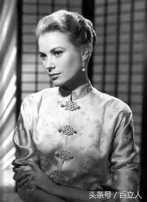 旗袍到底有多美外国姑娘也爱穿一颦一笑透露些许复古腔调