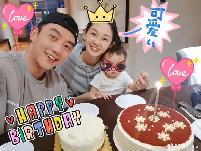 网友指出郑恺座椅后面摆放着一个印有宝宝小脚丫的相框,里面清晰地写