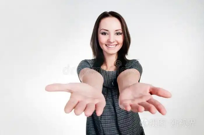 微笑的女孩伸出手照片-正版商用图片0ij00p-摄图新视界