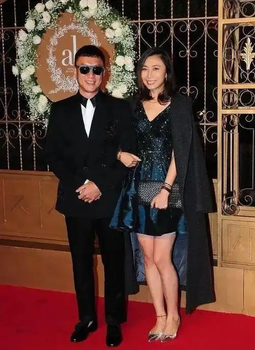 孙红雷老婆很会打扮,短裙配大衣霸气又高级,气场盖过孙红雷