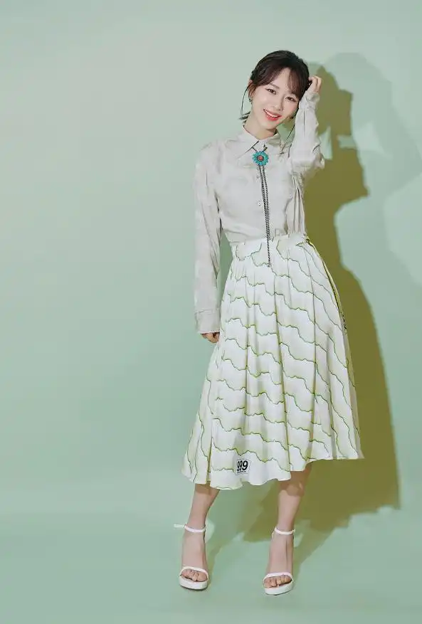 杨紫终于对"竹签鞋"下手了,脚和地面成75度,常人不敢模仿