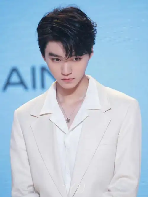 王俊凯白西服造型路透