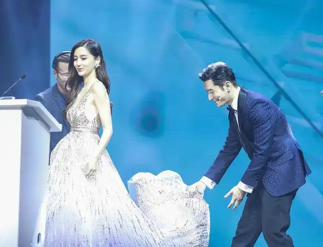 夫妇合体!黄晓明贴心帮baby提裙摆 同框甜笑幸福溢出屏幕_网易订阅