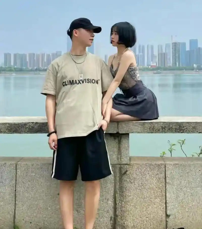 羡慕别人家的爱情,最美身高差,毫不费力就能抱起来.