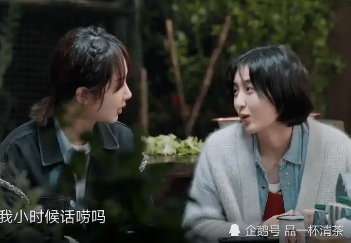 张子枫遇到杨紫变"话痨",同一滤镜下,我却被两人的颜值吸引了_张艺兴