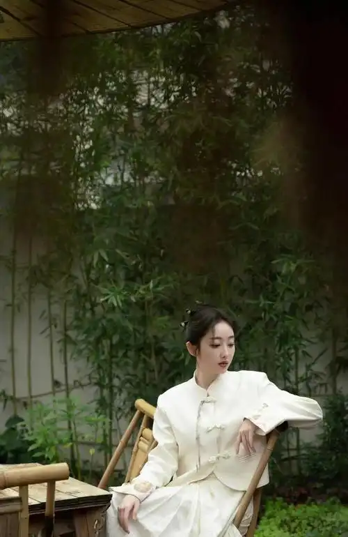 蒋梦婕身材比例好优越新中式和旗袍穿搭展现东方妩媚感