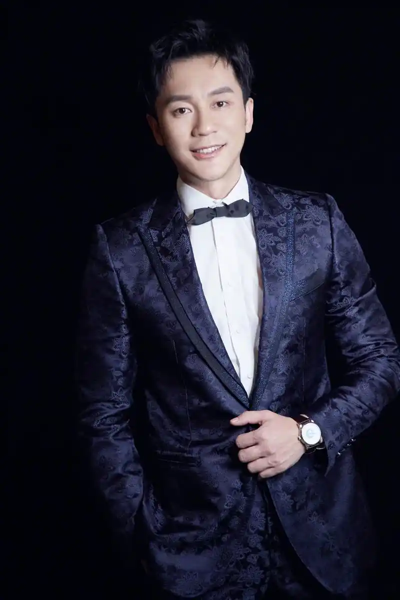 李晨身着深蓝色提花西装帅气亮相.