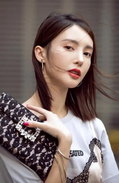 看金晨的鼻子,没有山根 鼻翼宽是不是最不好整啊?