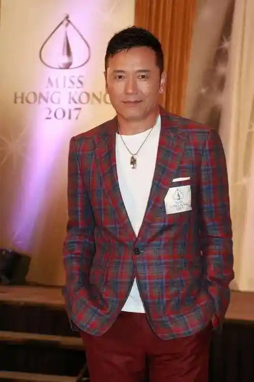 苗侨伟近况曝光!喜迎64岁生日与女儿游湖,一家四口疑定居加拿大