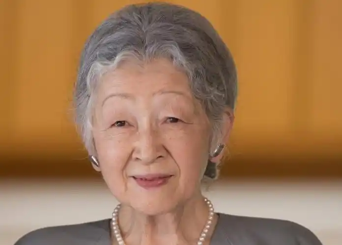 晚年却直言自己从未恋爱过,拒绝和天皇合葬|天皇|美智子|合葬_新浪