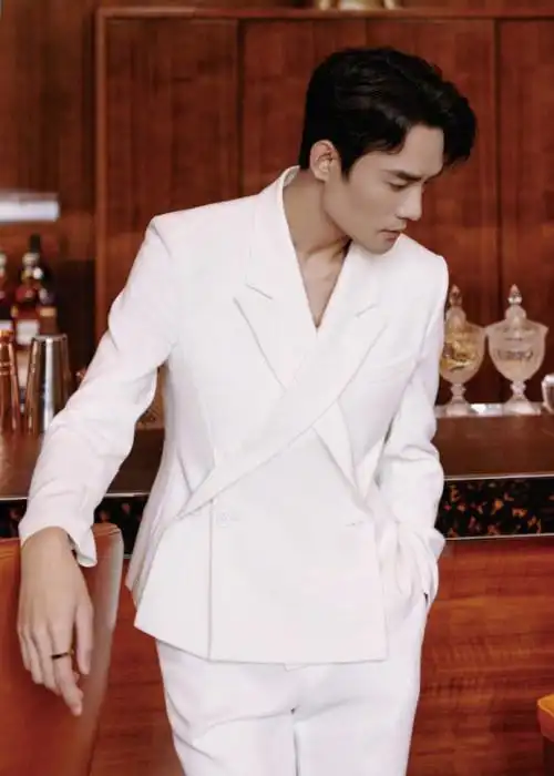 6 王凯一身白色西服套装  俊逸翩翩的绅士风度