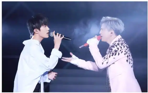 易烊千玺去看薛之谦演唱会 同台互动展现真情谊