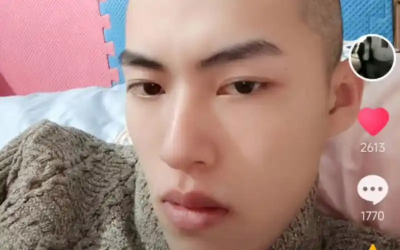 史上第一个仙人指路失败,吴亦凡弟弟开直播踩缝纫机,被官方封禁,提车