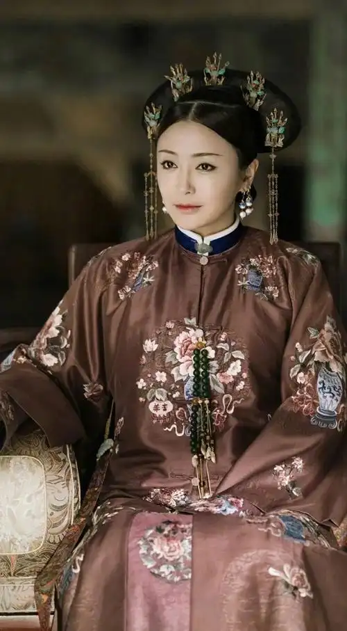 直到2018年《延禧攻略》开播,富察皇后一跃成为观众心中纯洁的白月光.