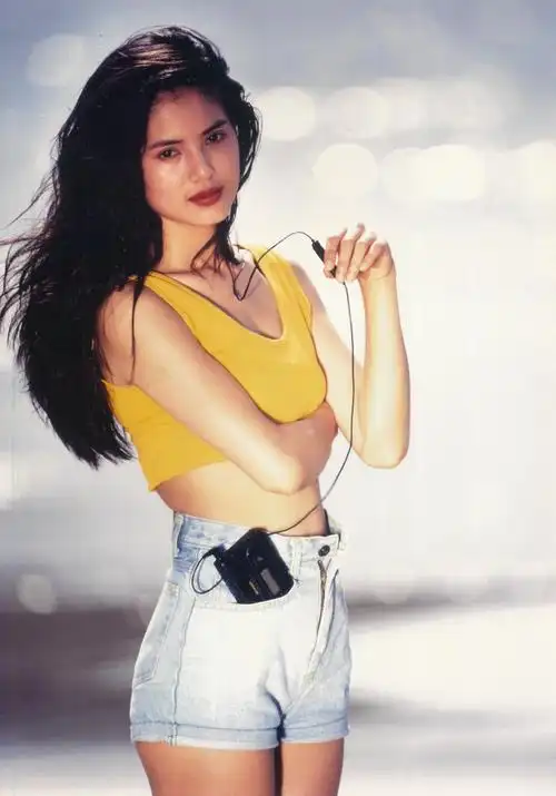 李若彤翻旧照表示三十年前的衣服如果还在,穿上可能还松了