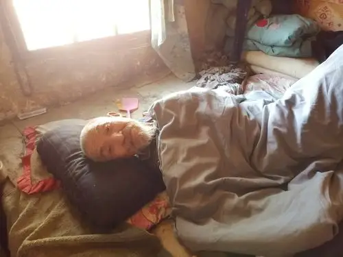 80岁的留守老人,瘫痪在床已经五年了,思维清晰,耳目清晰,能与志愿者
