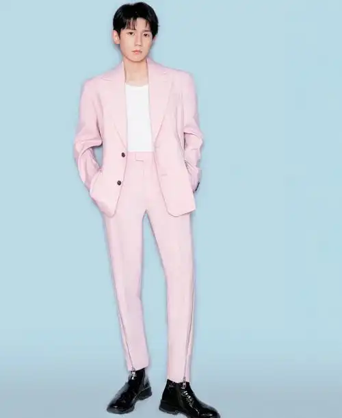 tfboys的新年照太破防,王俊凯王源穿西装秀默契,虎年春晚不合体