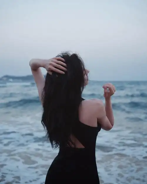 迪丽热巴海边黑裙大片