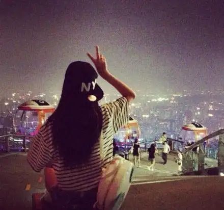 唯美背影女生图片带剪刀手