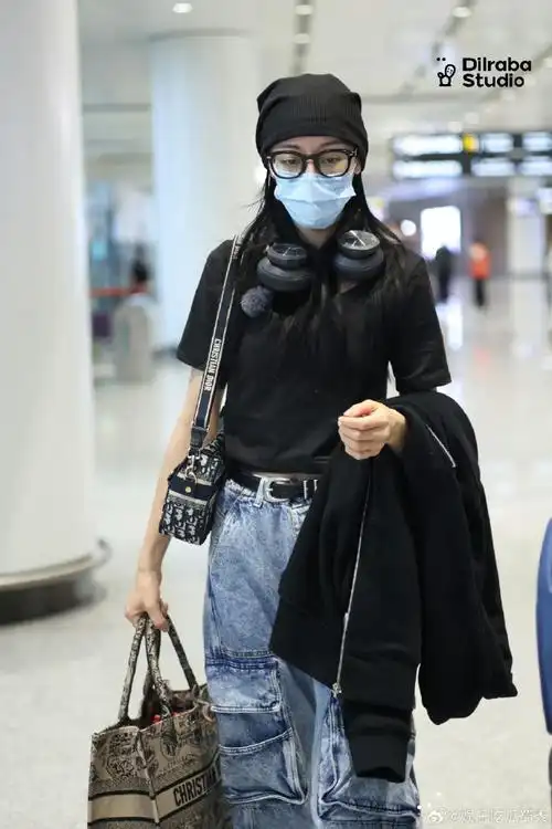 迪丽热巴花少5出发路透#迪丽热巴出发录制花少5啦这身机场装扮好a