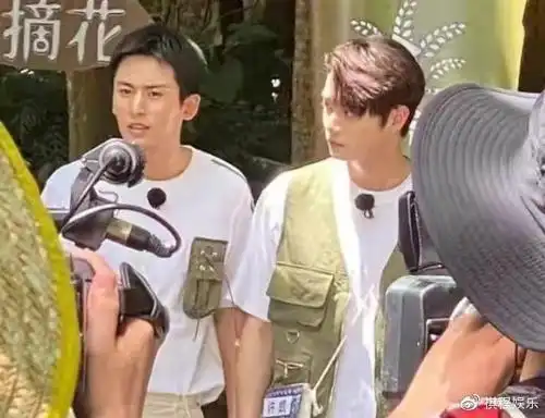 张哲瀚跑三亚录制跑男与许凯同框两大帅哥谁更养眼